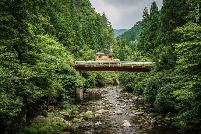  Overlanding au Japon, ici: une femme debout sur le toit d'un Land Cruiser jaune qui est garé sur un pont entouré d'une forêt. "Data-recalc-dims =" 1 "/> Nous avons dit au revoir au Japon avec une douleur dans nos coeurs. Neuf mois ne suffisaient pas à voir et à vivre tout cela. Pourquoi pas? Eh bien, le pays est trop grand, trop diversifié, trop intéressant, trop beau, trop fascinant. </p>
<p> Cet aperçu vous donnera une bonne idée pourquoi vous devriez ajouter le Japon à votre itinéraire terrestre. </p>
<h3> Pourquoi survoler au Japon est amusant </h3>
<p> <b> 1. Conduite </b> </p>
<p> <img decoding=